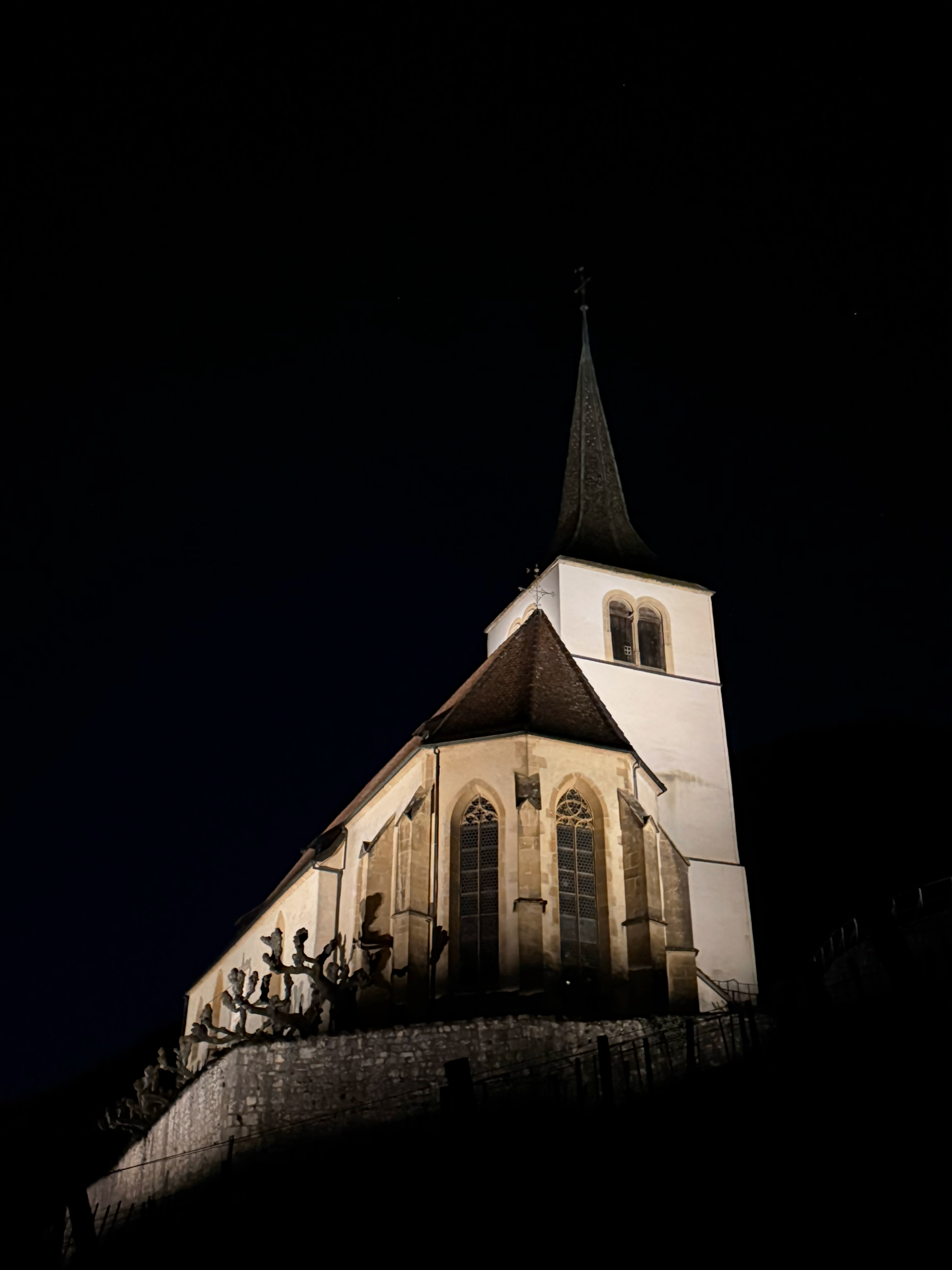 https://lichtbau.ch/wp-content/uploads/2026/06/Kirche_Ligerz_Lichtbau_4.jpg